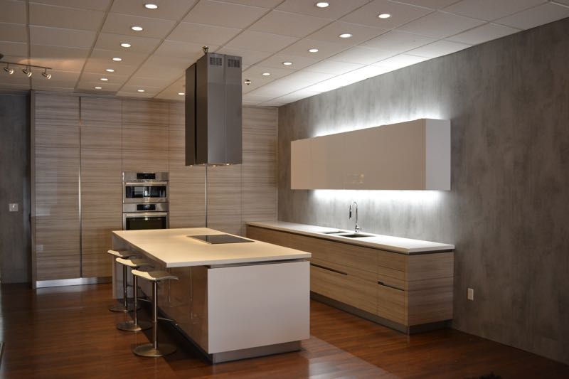 A modern kitchen with LK55 Etobicoke textured laminate cabinet doors in horizontal grain direction